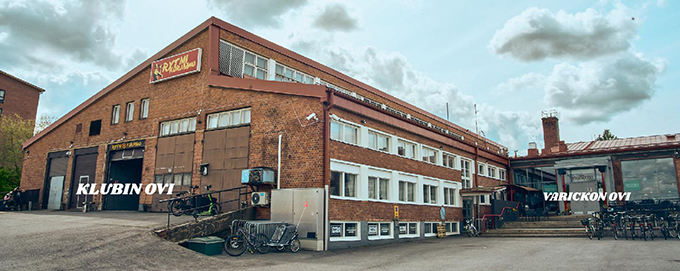 Kuvassa näkyy Rytmikorjaamo-klubin pääasialliset sisäänkäynnit, klubin ovi ja Varcikon ovi.